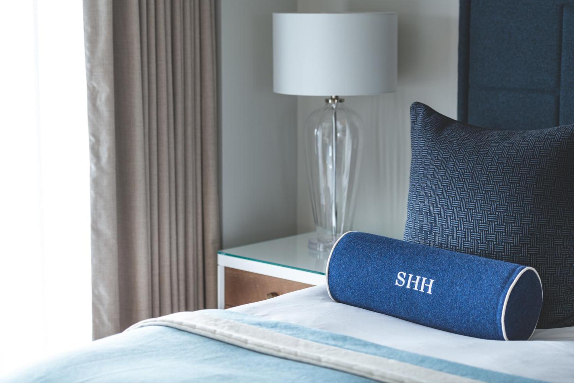 Harbour Hotel & Spa Southampton Pokój zdjęcie A bolster pillow