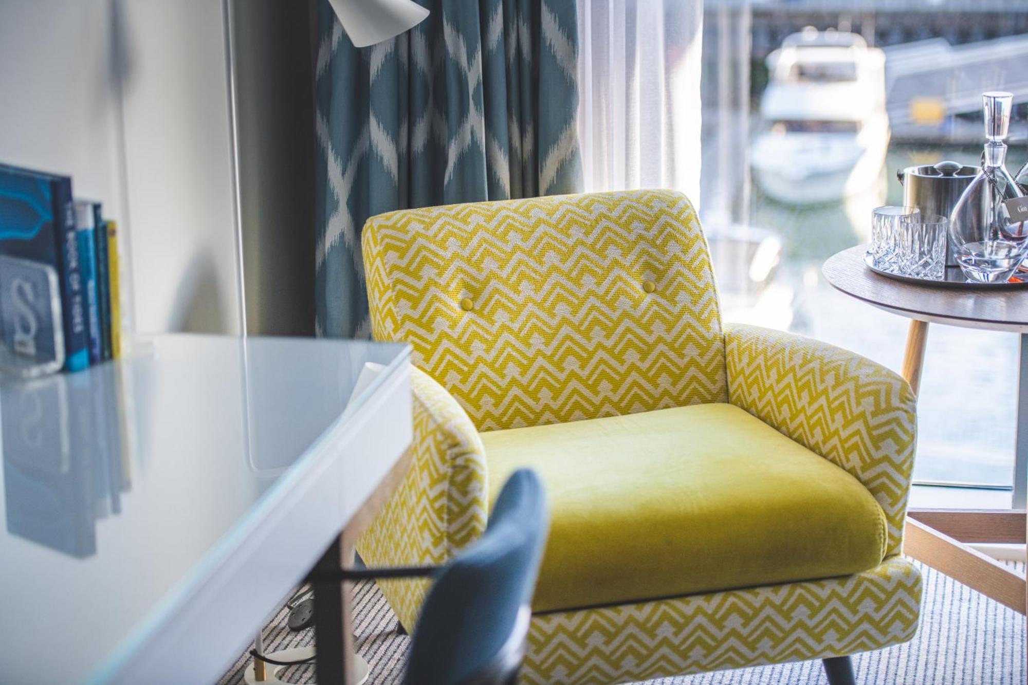 Harbour Hotel & Spa Southampton Zewnętrze zdjęcie A chair in a hotel room