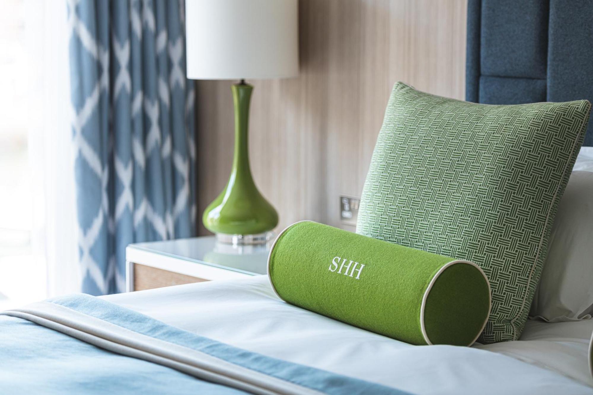 Harbour Hotel & Spa Southampton Zewnętrze zdjęcie A bolster pillow