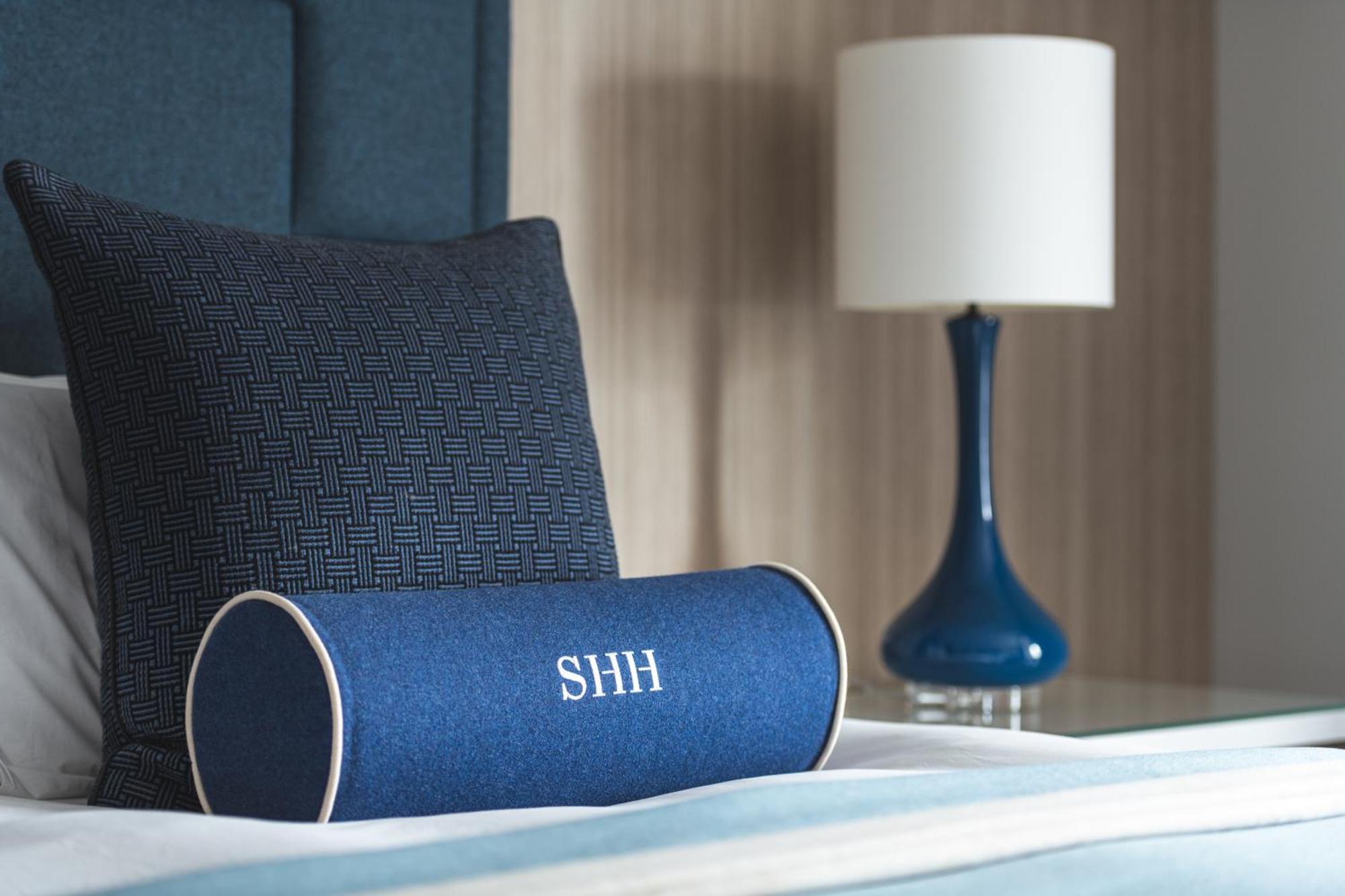 Harbour Hotel & Spa Southampton Zewnętrze zdjęcie A bolster pillow